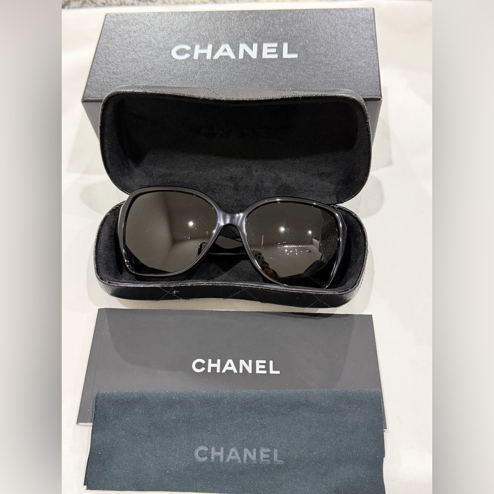 CHANEL Elegant Black Sunglasses